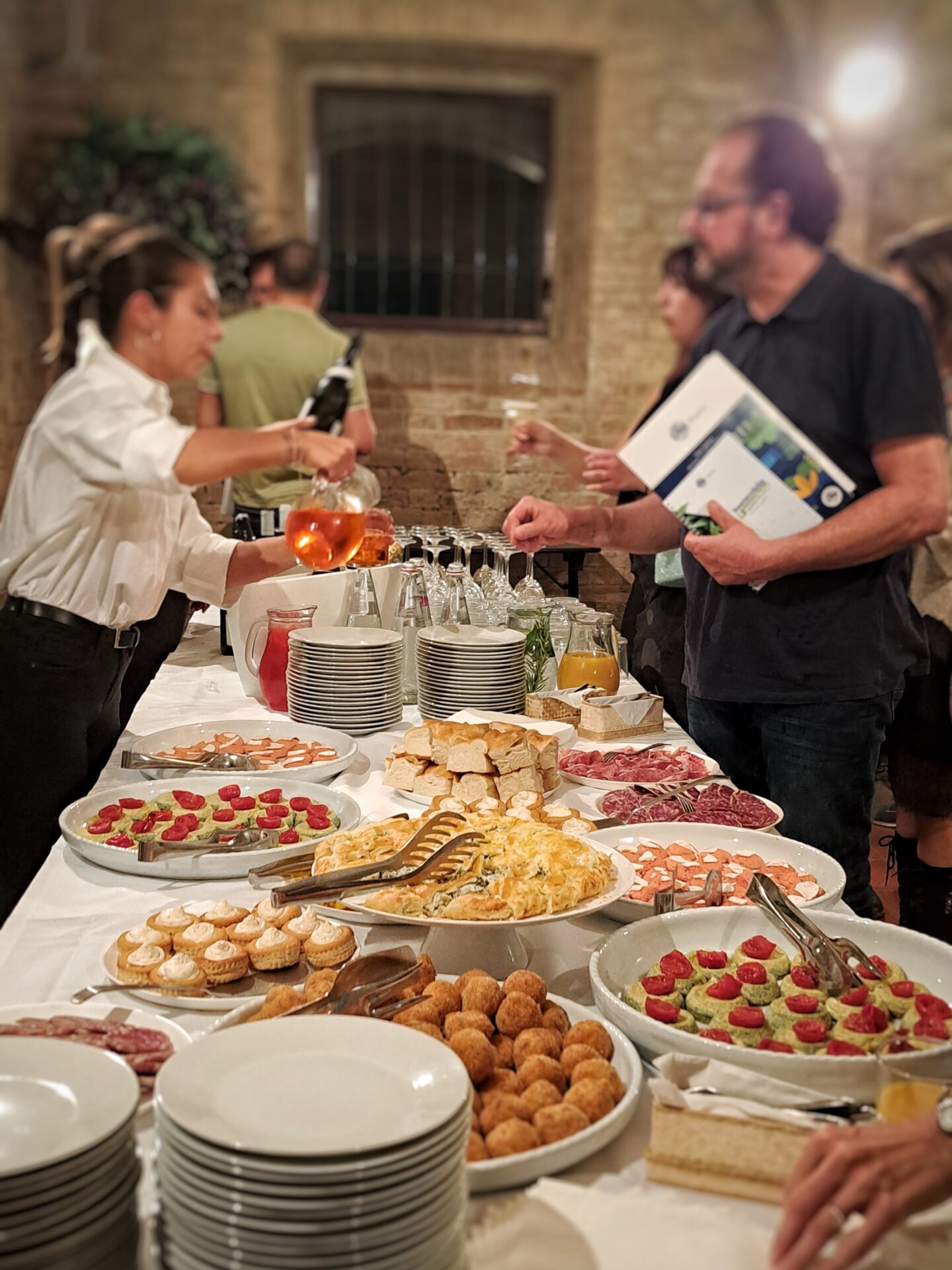 catering allestito per evento aziendale a parma ragazza che serve da bere