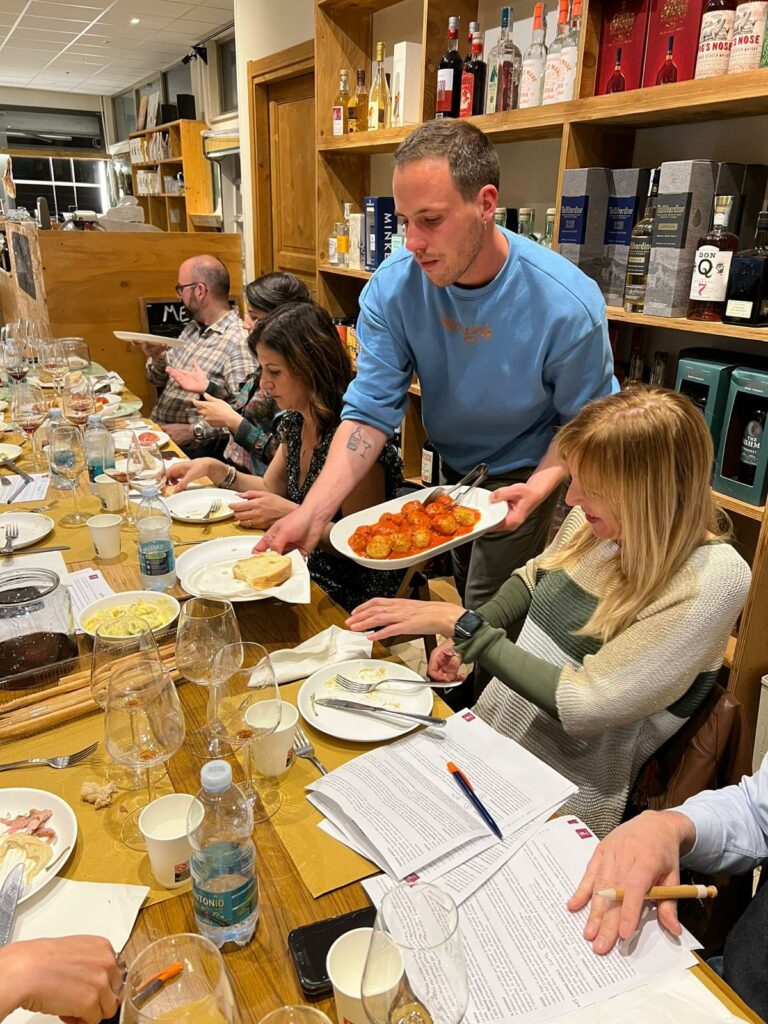 in gastronomia a parma si serve da mangiare tra tanti vini