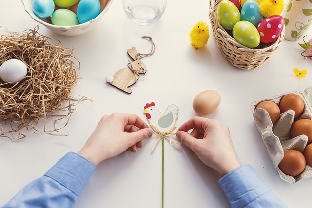 Tavola con decorazioni pasqua per gastronomia a parma